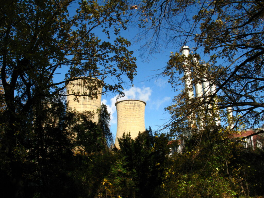 Vue sur les cheminées industrielles du parc botanique de Bucarest