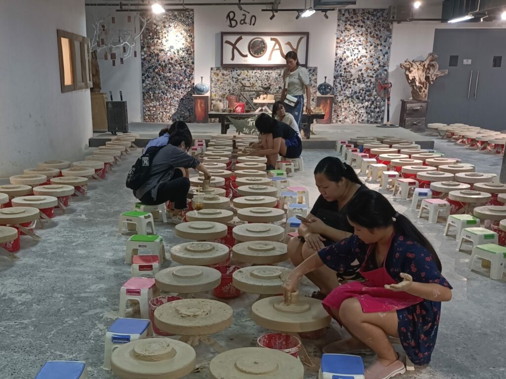 Atelier de poterie à Bat Trang au Vietnam : une animation ludique en voyage