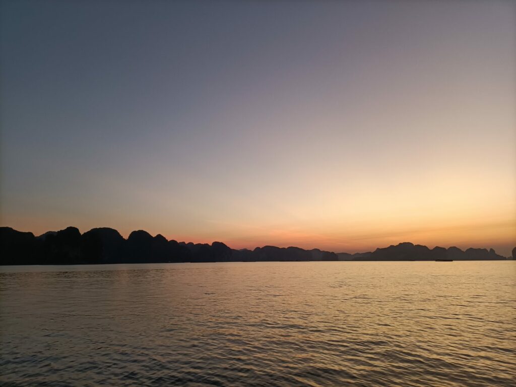 Coucher de soleil sur la baie d'Halong près d'Hanoi