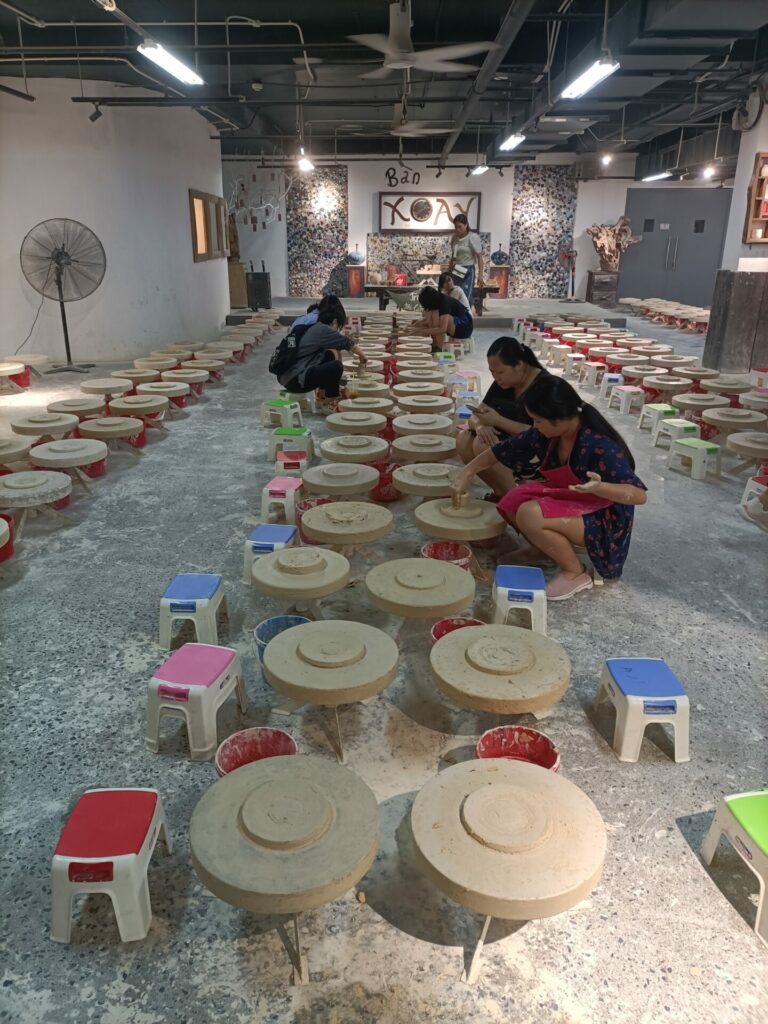 Atelier de poterie dans le village de Bat Trang, Hanoi